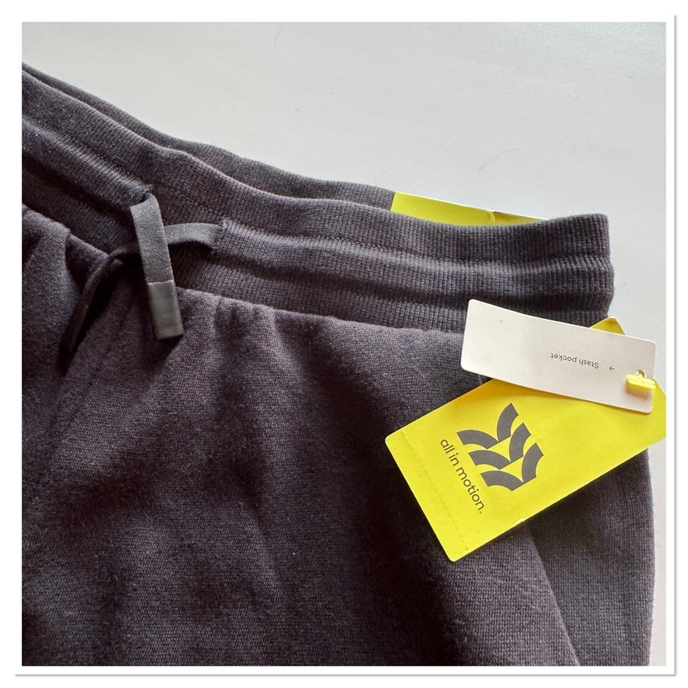 Girl’s Fleece Jogger Pants all in motion - Picture 4 of 4